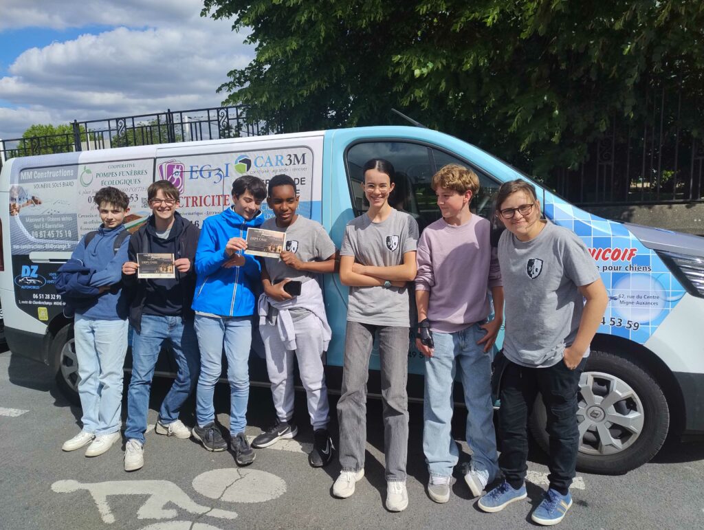 equipe devant minibus - CDJE 86